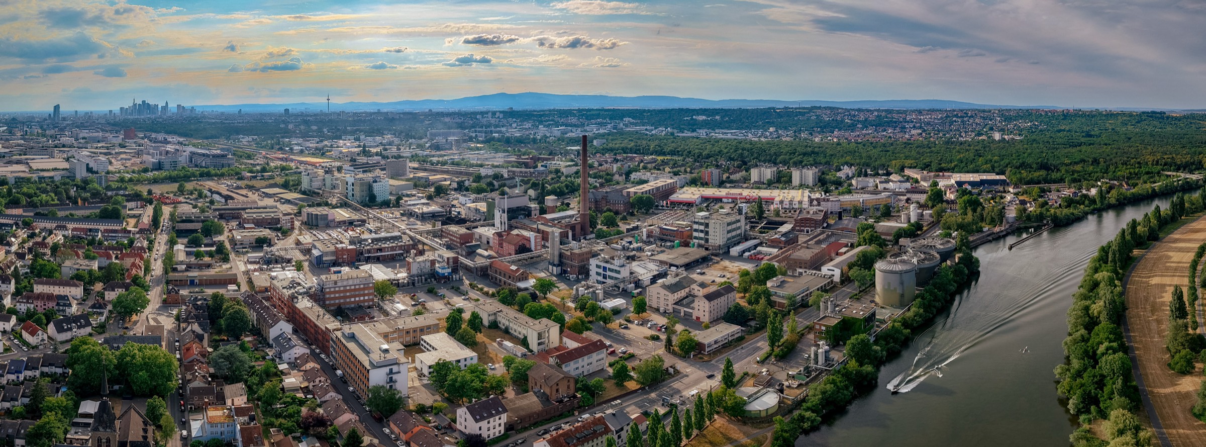 Panorama über Fechenheim mit dem Cassella Chemiepark und dem Main